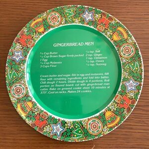 Vtg tin Christmas decorative plate with Gingerbread Men recipe on it‎